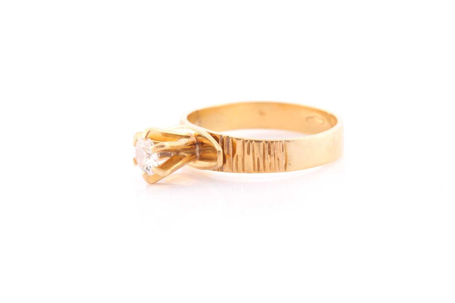 An 18ct yellow gold and diamond ring, set with a round brilliant-cut diamond of approximately 0.40 - Image 2 of 4