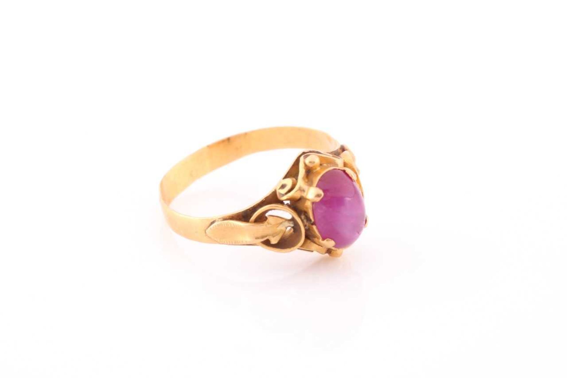 A yellow metal and ruby ring, set with a cabochon six-pointed star ruby, in an ornate antique- - Image 4 of 4