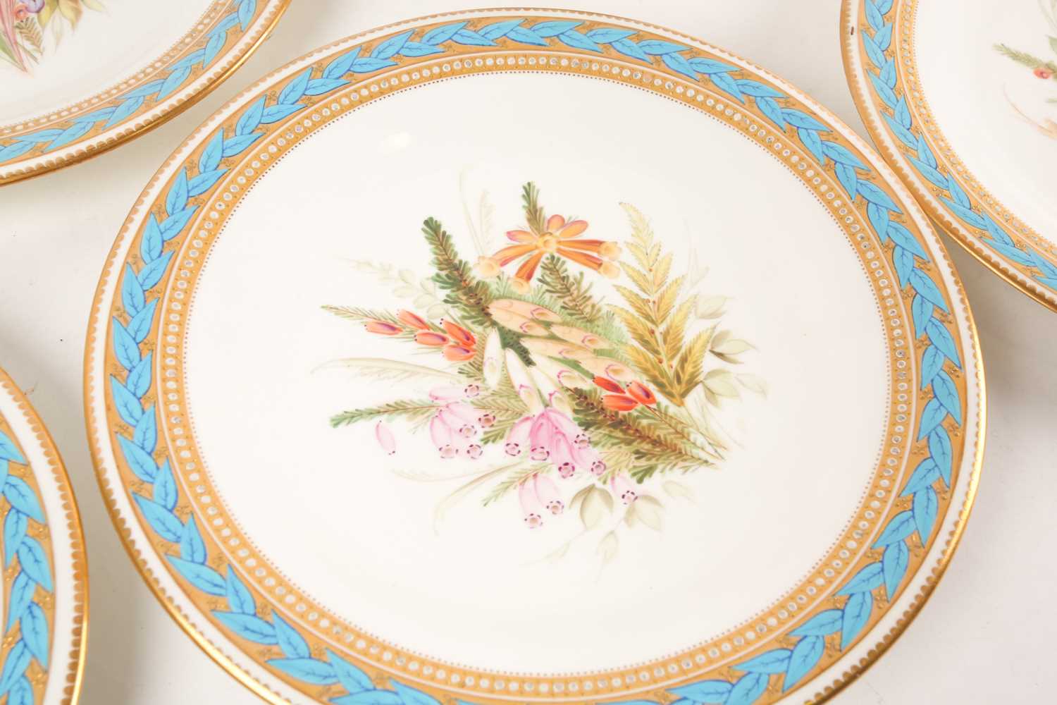 A 19th century Worcester porcelain part fruit set, comprising a tazza and six plates, (23.5 cm - Image 8 of 8