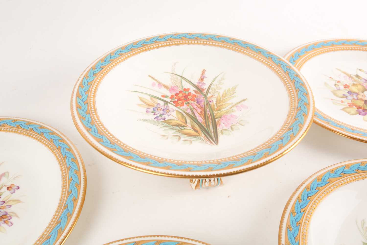 A 19th century Worcester porcelain part fruit set, comprising a tazza and six plates, (23.5 cm - Image 5 of 8