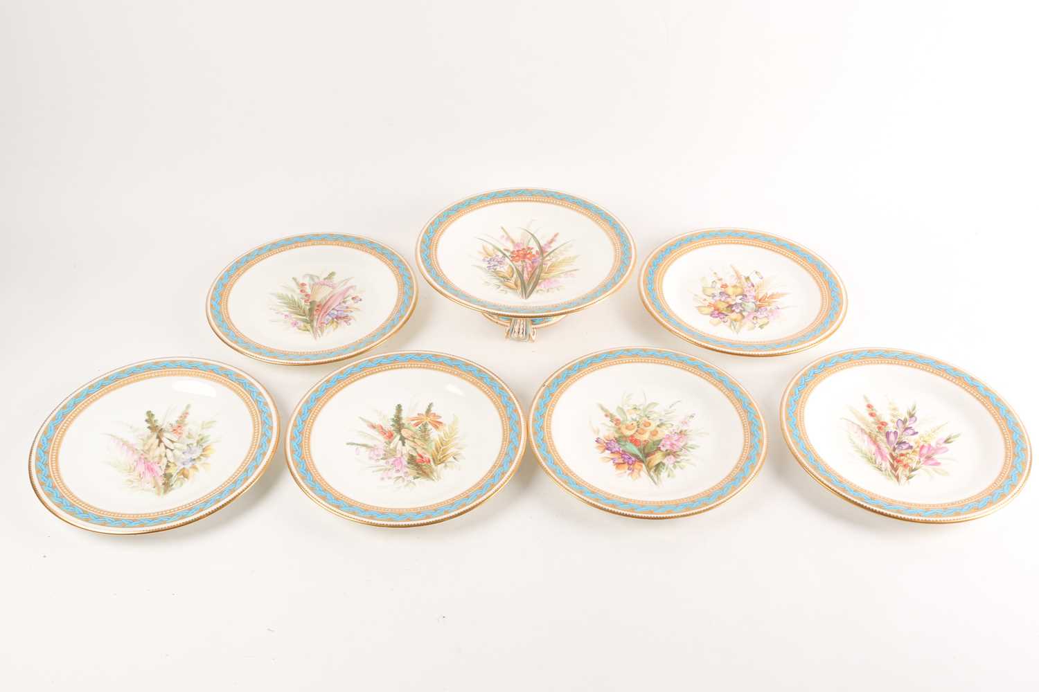 A 19th century Worcester porcelain part fruit set, comprising a tazza and six plates, (23.5 cm