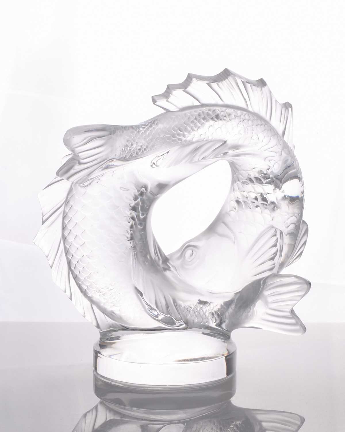 A Lalique double fish sculpture of a pair of writhing fish on a circular base, 28 cm high x 25 cm - Image 6 of 6