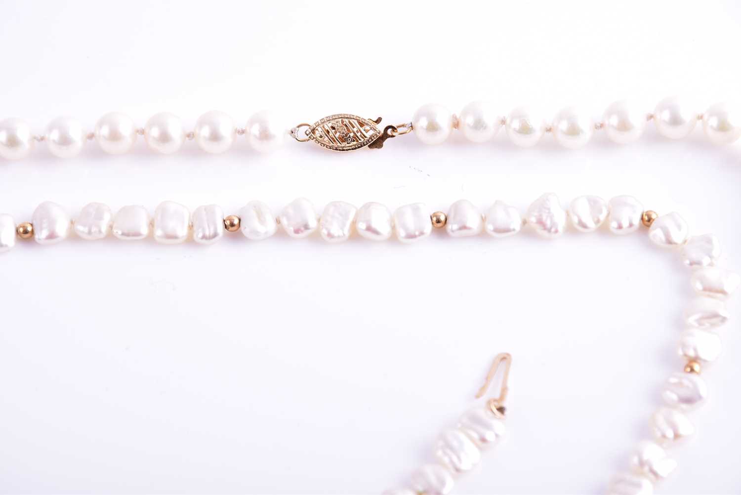 A cultured pearl necklace with yellow metal clasp, together with a similar cultured pearl double - Image 5 of 5