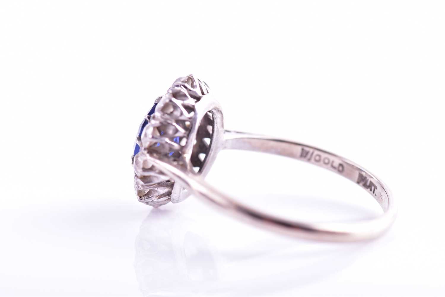 A diamond and sapphire cluster ring, set with a mixed oval-cut blue sapphire of approximately 1.10 - Image 4 of 4