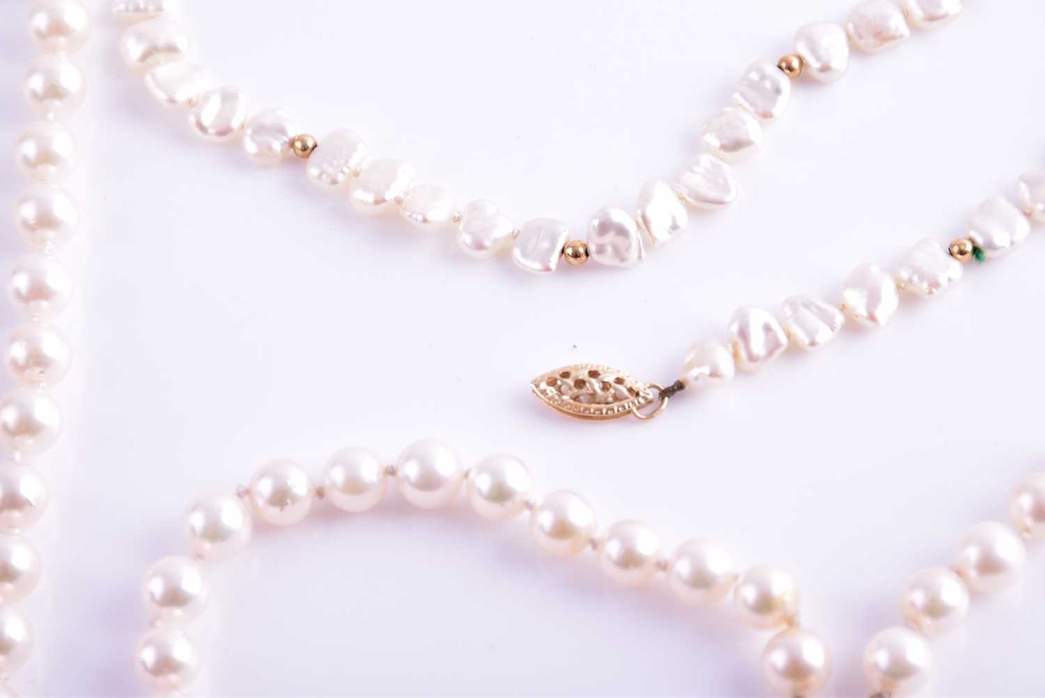 A cultured pearl necklace with yellow metal clasp, together with a similar cultured pearl double - Image 3 of 5