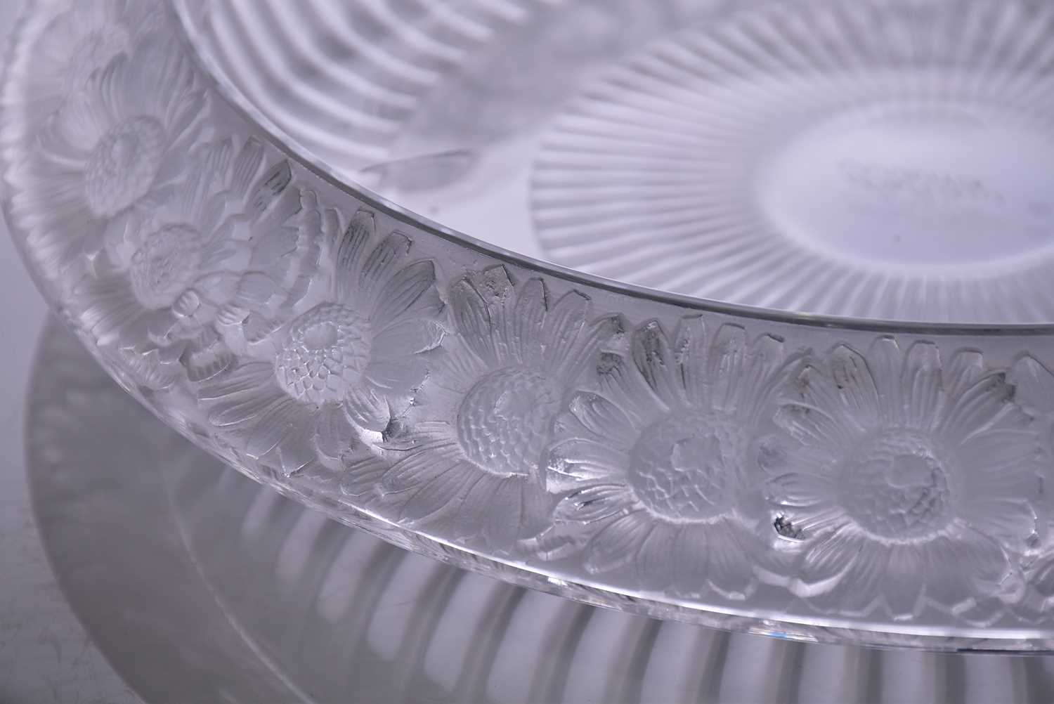 A Lalique 'Marguerites' pattern large bowl, decorated with a frieze of frosted flower heads and - Image 2 of 8