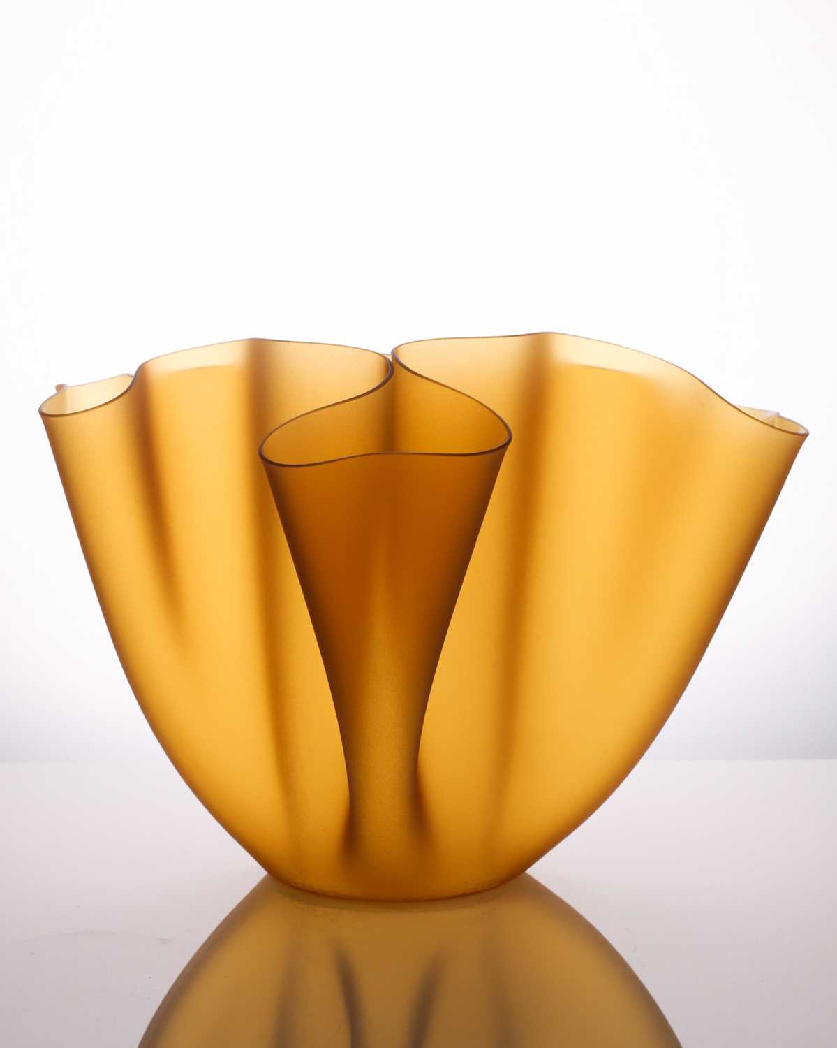 A pair of Pietro Chiesa "Cartoccio" handkerchief type art glass vases for FontanaArte, C1980s. - Image 2 of 7