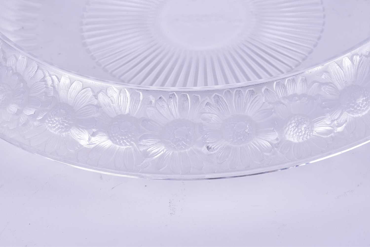 A Lalique 'Marguerites' pattern large bowl, decorated with a frieze of frosted flower heads and - Image 7 of 8