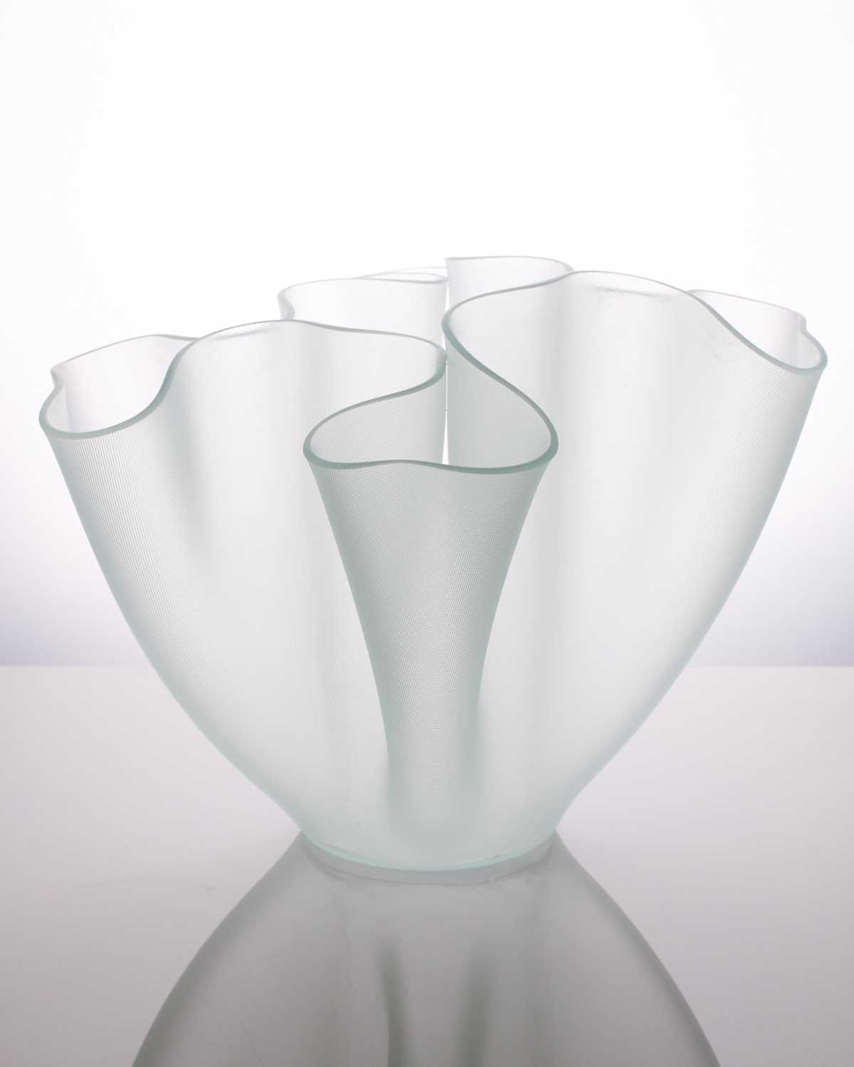 A set of three Pietro Chiesa "Cartoccio" handkerchief type art glass vases for FontanaArte, - Image 2 of 7