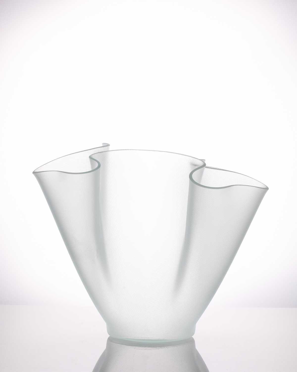 A set of three Pietro Chiesa "Cartoccio" handkerchief type art glass vases for FontanaArte, - Image 6 of 7