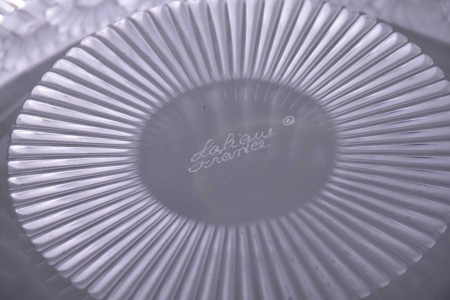 A Lalique 'Marguerites' pattern large bowl, decorated with a frieze of frosted flower heads and - Image 3 of 8