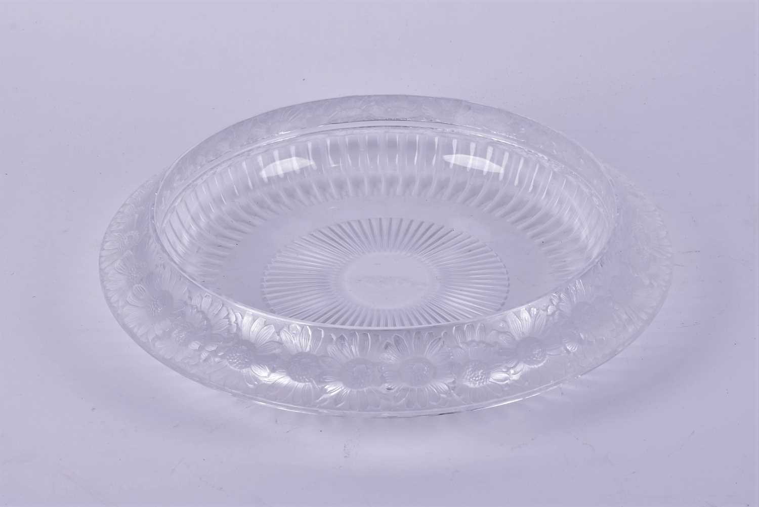 A Lalique 'Marguerites' pattern large bowl, decorated with a frieze of frosted flower heads and - Image 4 of 8