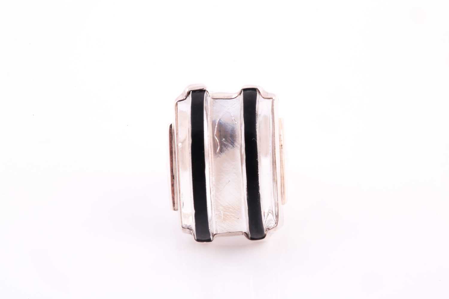 A sterling silver and plastic Art Deco style cocktail ring, with curved clear and black plastic - Image 2 of 4