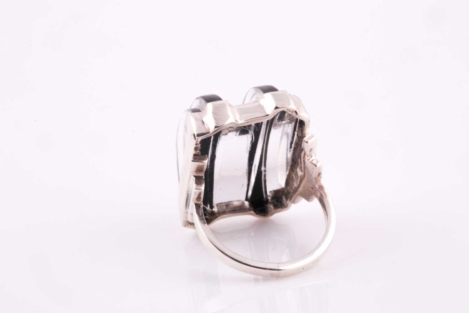 A sterling silver and plastic Art Deco style cocktail ring, with curved clear and black plastic - Image 3 of 4