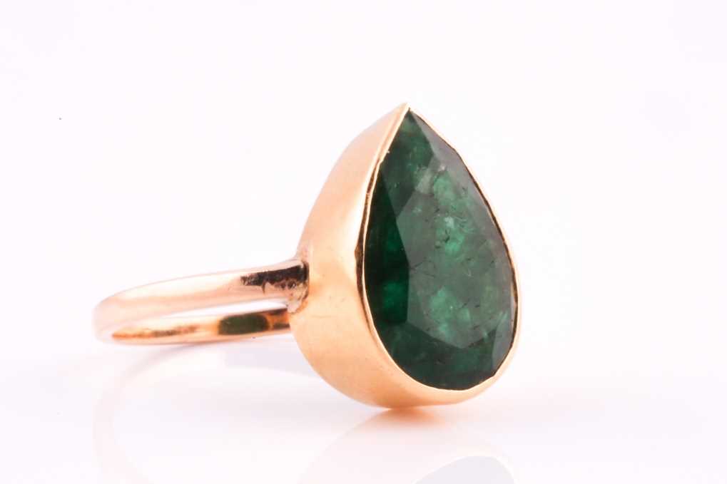 A single stone emerald single stone ring, the faceted pear-shaped emerald in rub-over mount to a - Image 3 of 5