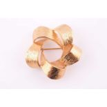 A 1950's knot brooch, in 9ct hallmarked gold, 4.5 cm diameter, 5.4 grams gross.