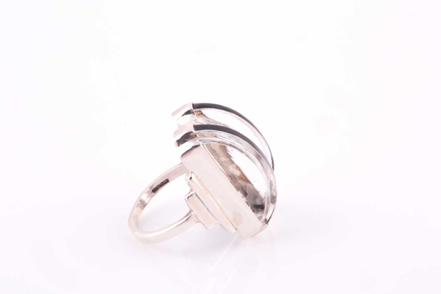 A sterling silver and plastic Art Deco style cocktail ring, with curved clear and black plastic - Image 4 of 4