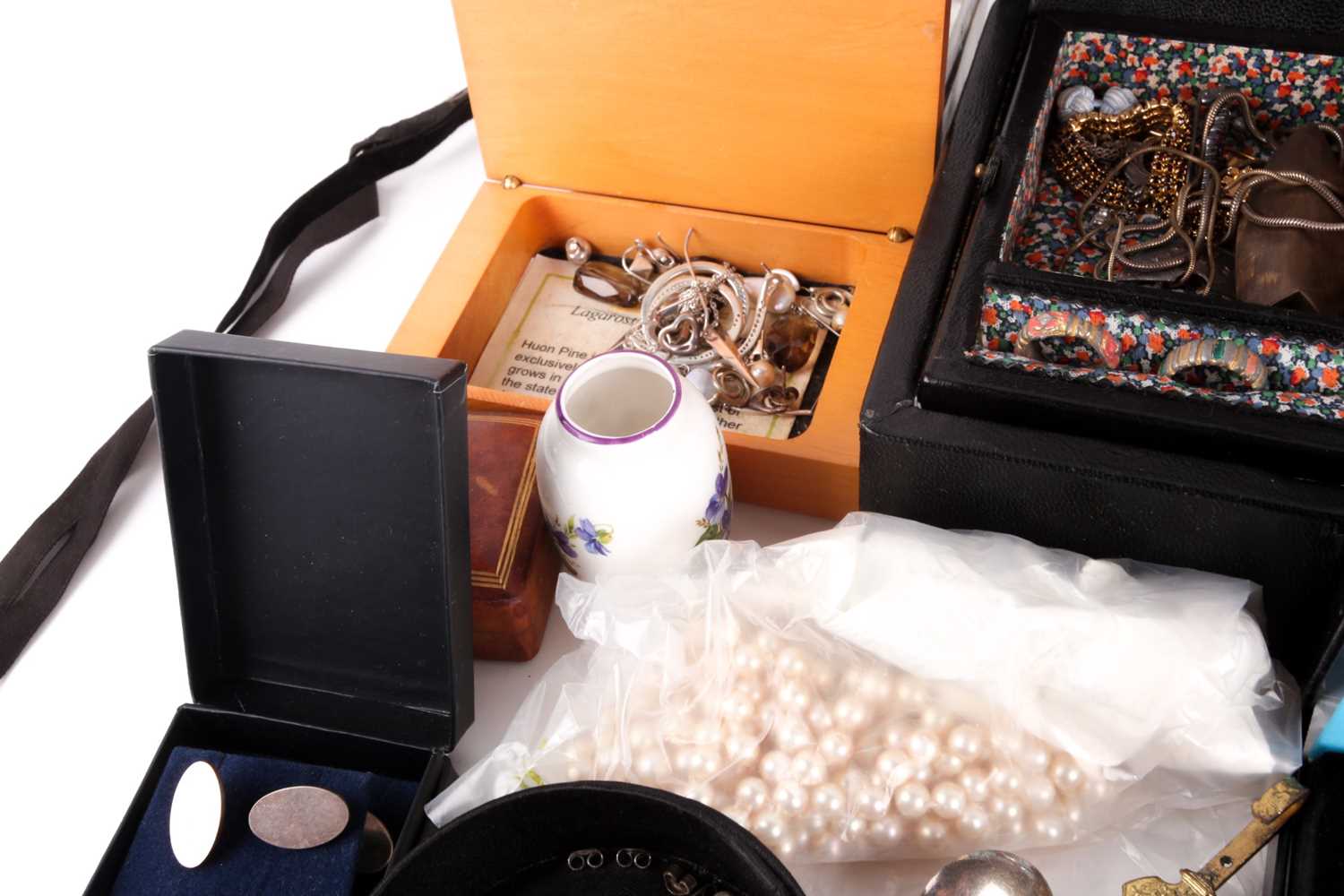 A group lot of costume jewellery, to include various silver and white metal cufflinks, beaded - Image 5 of 8