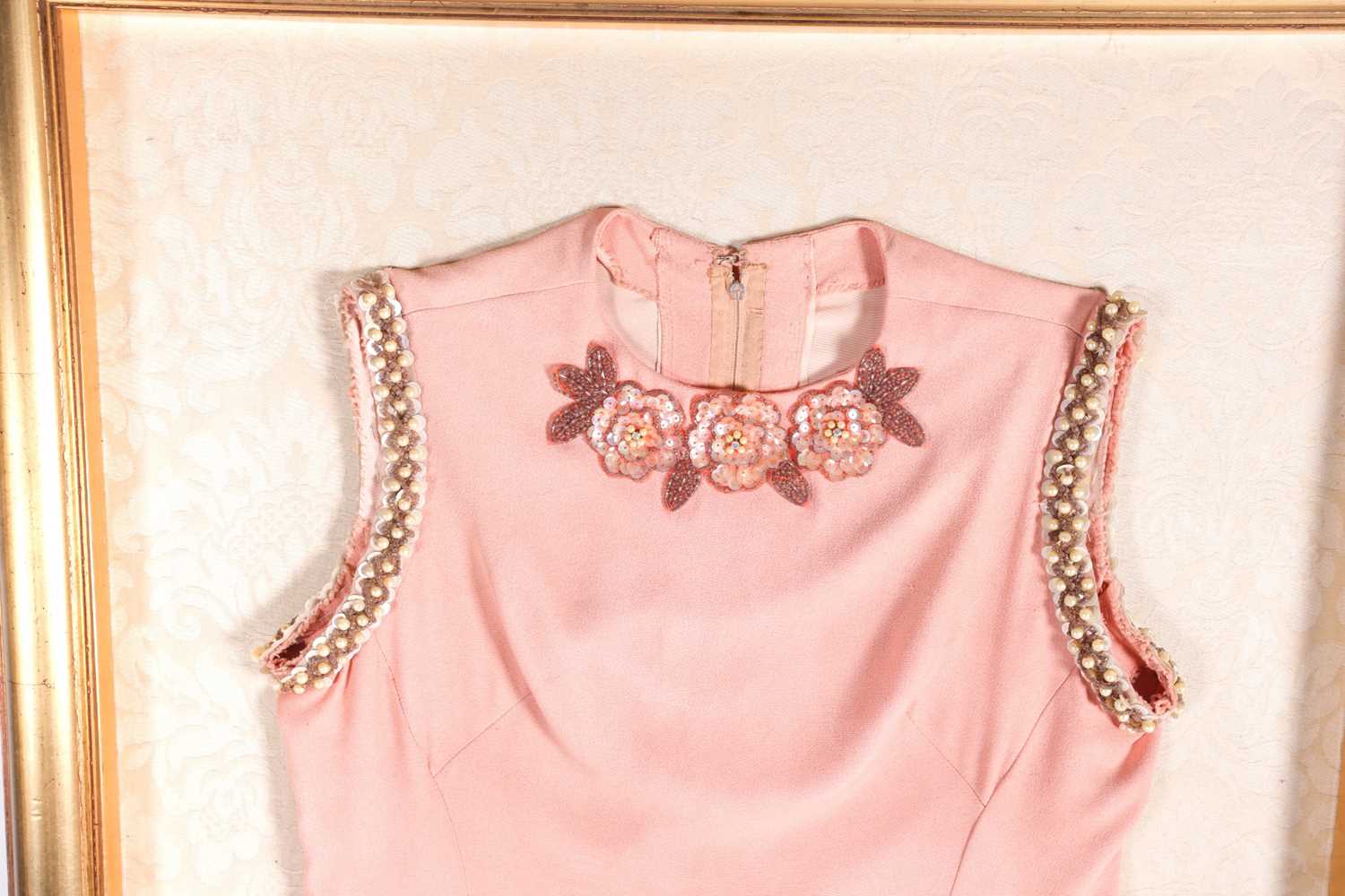 A 1920s salmon pink ladies "Flapper" dress with floral sequin and faux pearl appliques. And a - Image 4 of 4