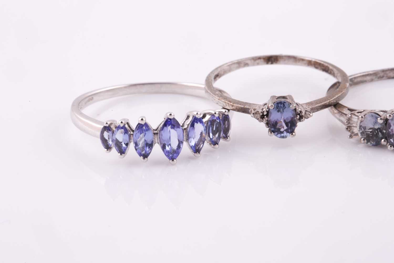 A 9ct white gold and tanzanite ring, set with seven marquise-cut tanzanites, size Z, together with a - Bild 2 aus 5