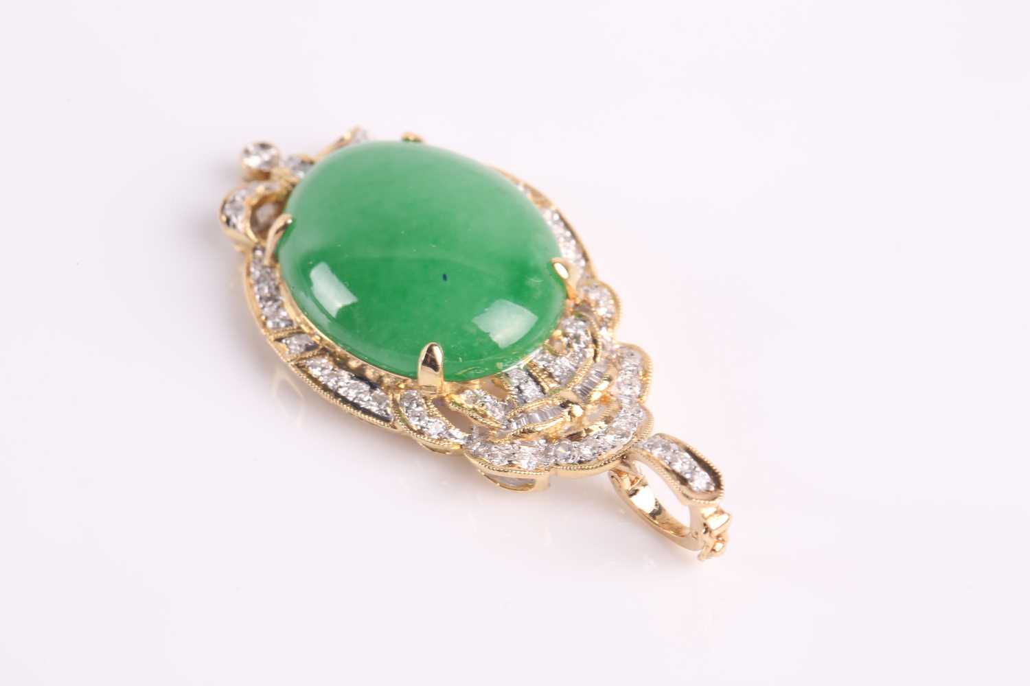 A yellow metal, diamond, and jade pendant, set with a round jade plaque, the stylised mount set with - Bild 4 aus 4