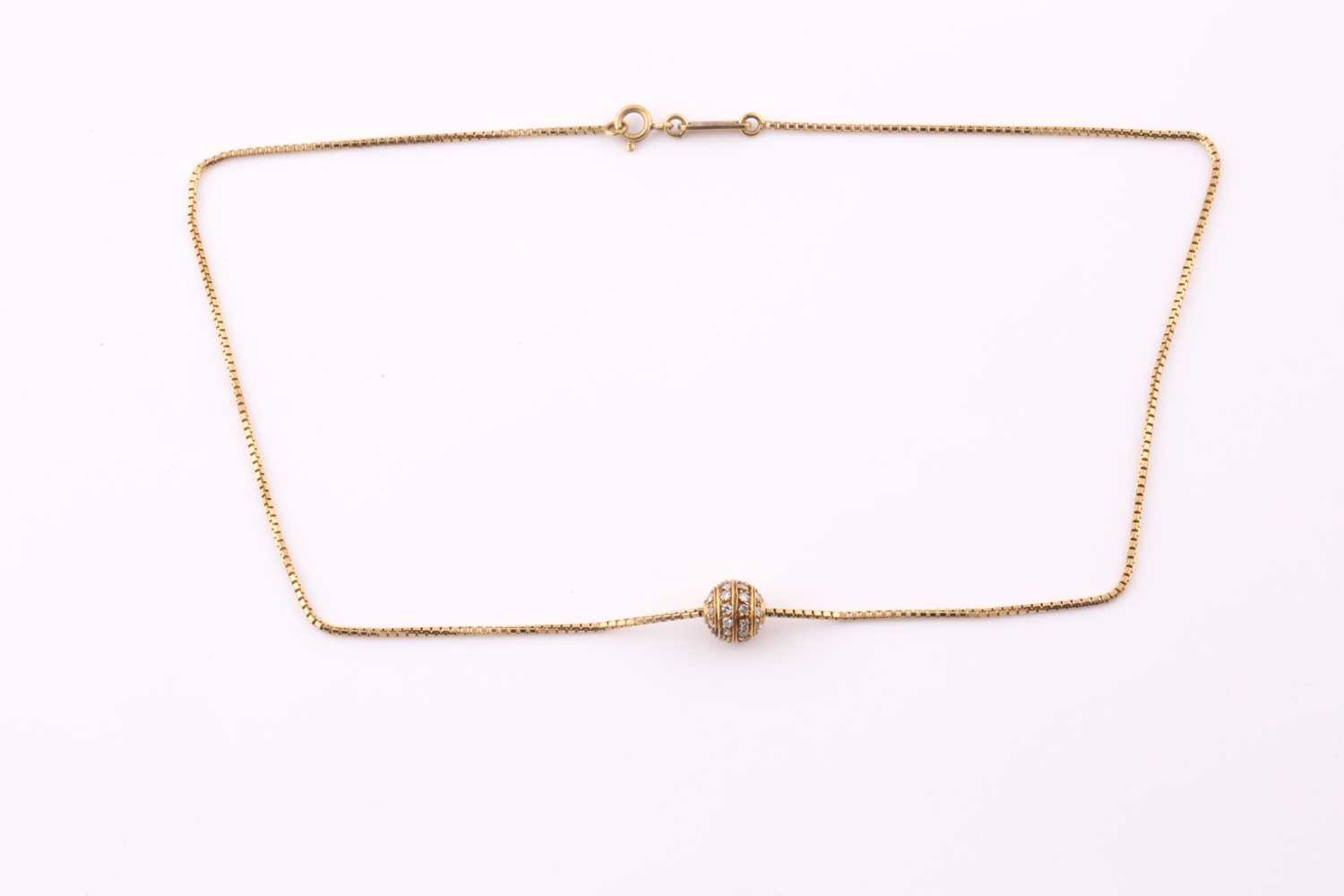 A diamond pavé set spherical pendant necklace, in 18ct yellow gold, pendant 0.8cm diameter, chain - Bild 2 aus 5