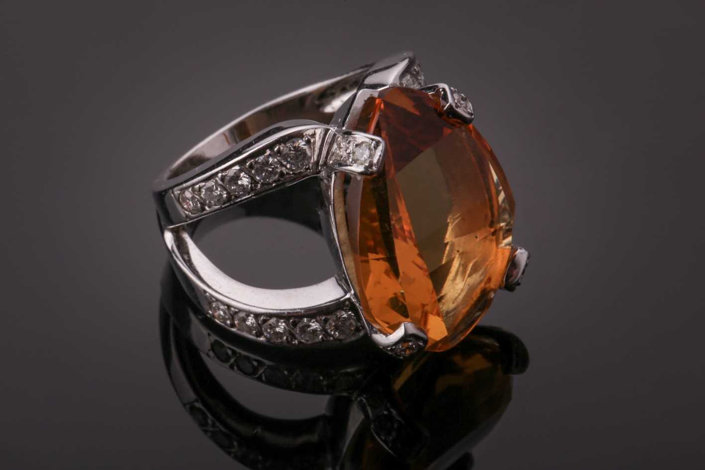 A diamond and citrine cocktail ring, set with a mixed-cut citrine, the claws and split shoulders - Bild 3 aus 6