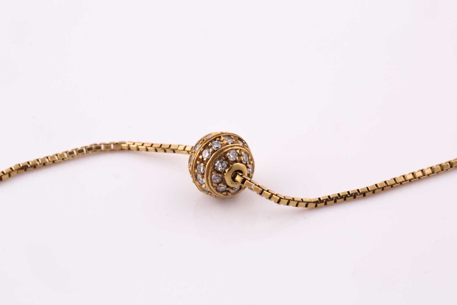 A diamond pavé set spherical pendant necklace, in 18ct yellow gold, pendant 0.8cm diameter, chain - Bild 3 aus 5