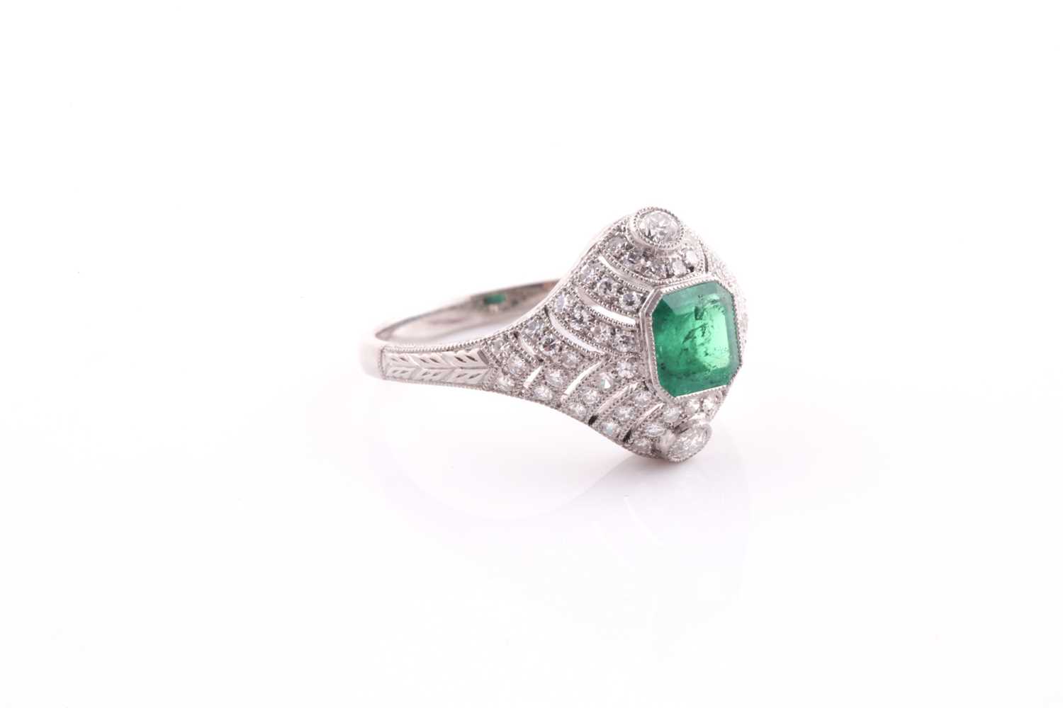 A platinum, emerald, and diamond ring, centred with a mixed square-cut emerald of approximately 0.79 - Bild 4 aus 5