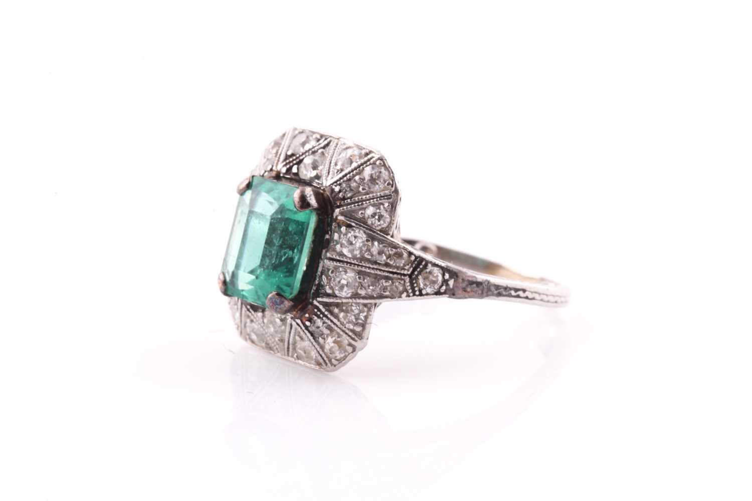 An emerald and diamond dress ring, set with an emerald-cut emerald, measuring approximately 7.8 x - Bild 2 aus 4