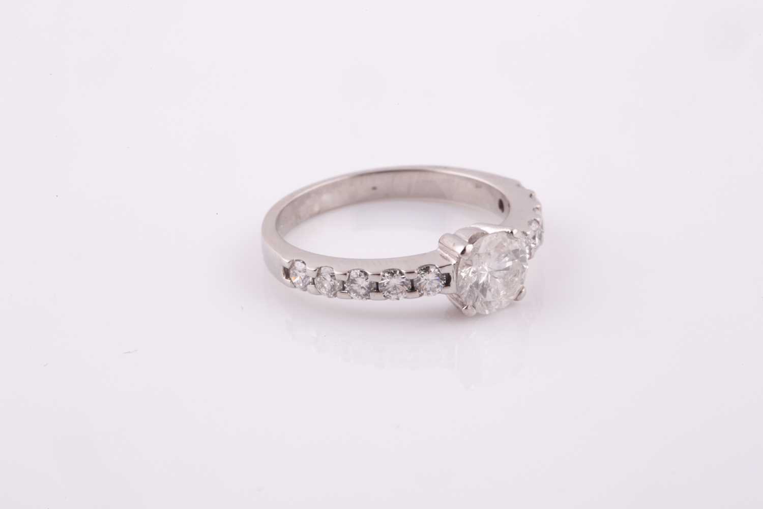 An 18ct white gold and diamond ring, set with a round brilliant-cut diamond of approximately 0.780 - Bild 4 aus 4