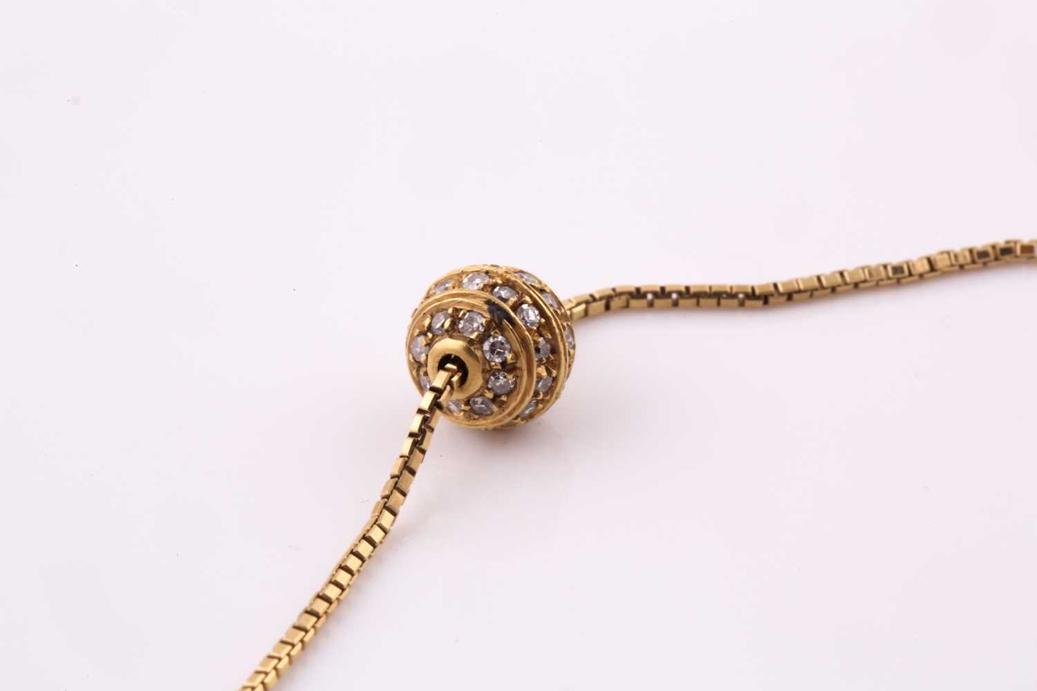 A diamond pavé set spherical pendant necklace, in 18ct yellow gold, pendant 0.8cm diameter, chain - Bild 5 aus 5
