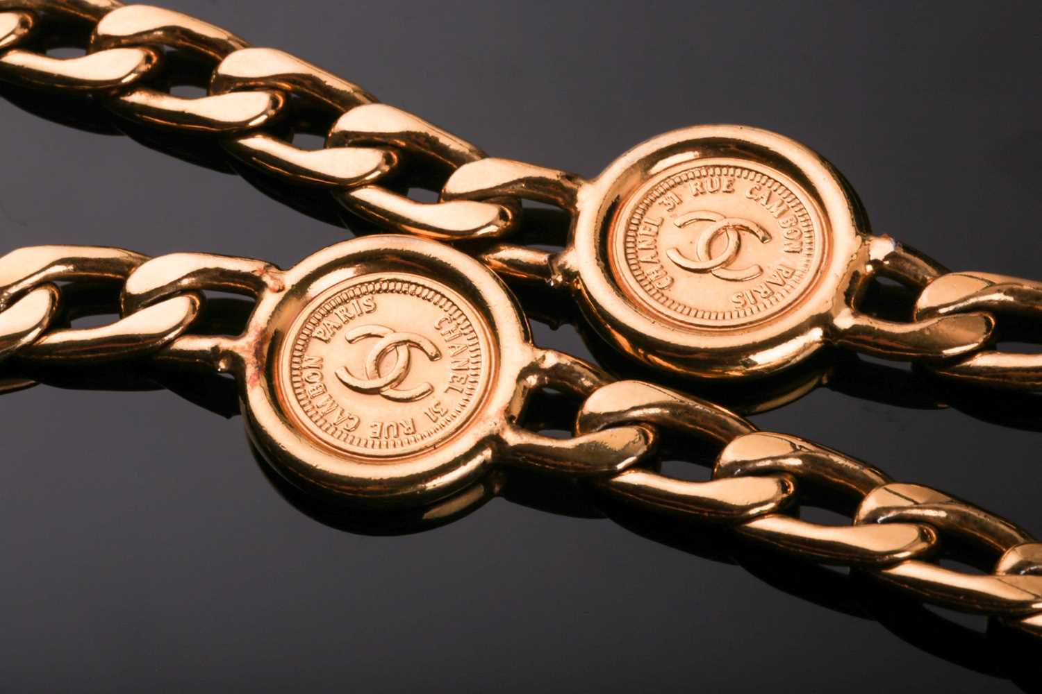 A Chanel "31 Rue Cambon Paris" belt, the gold plated curb link and "CC" medallion chain with - Bild 2 aus 5