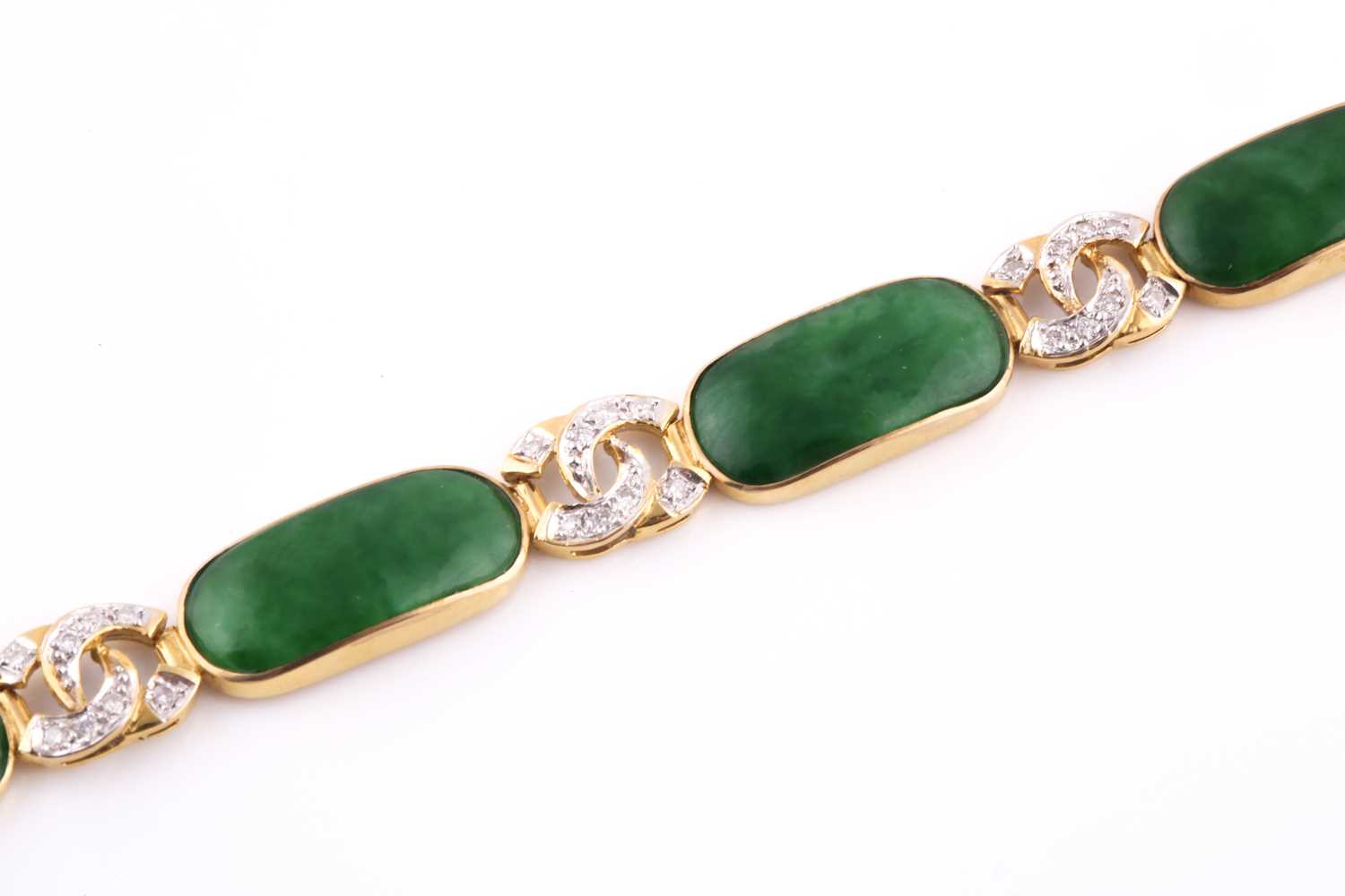 An 18ct yellow gold, green jade, and diamond bracelet, comprised of jade plaque links with - Bild 3 aus 4