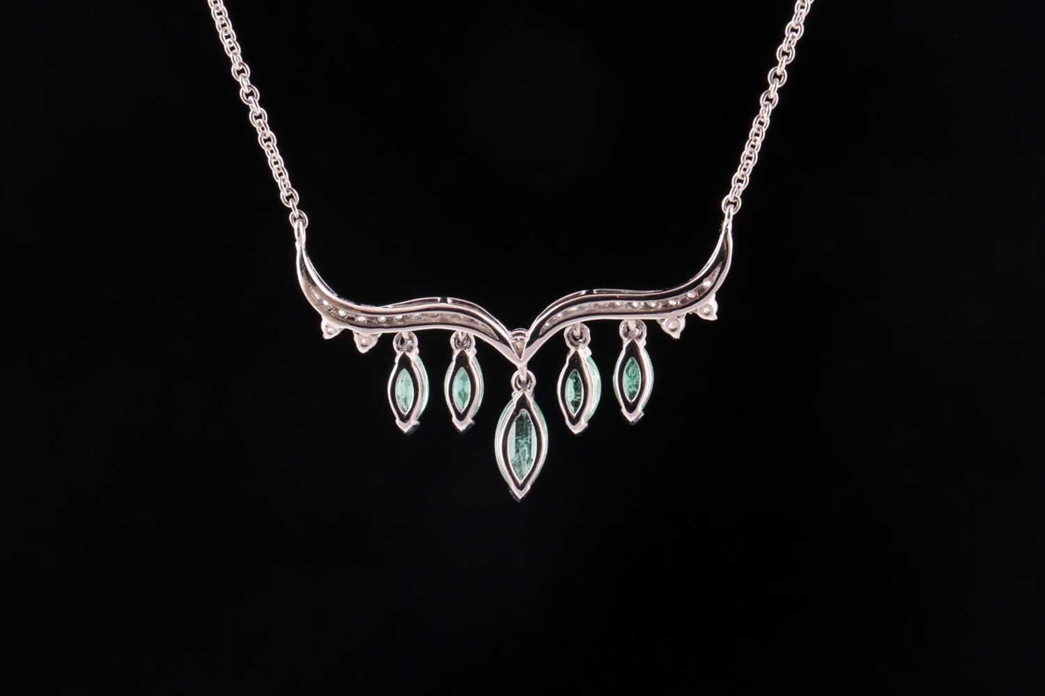 An emerald and diamond necklace; the scroll-shaped diamond set centre suspending five graduated - Bild 2 aus 8