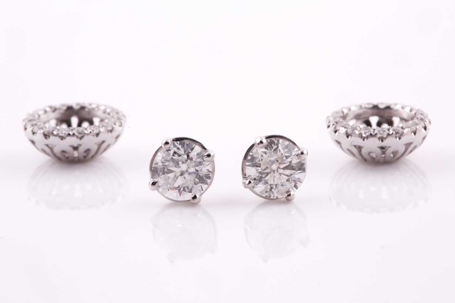 A pair of diamond halo cluster earrings, centred with round brilliant-cuts of approximately 1.40 - Bild 4 aus 4