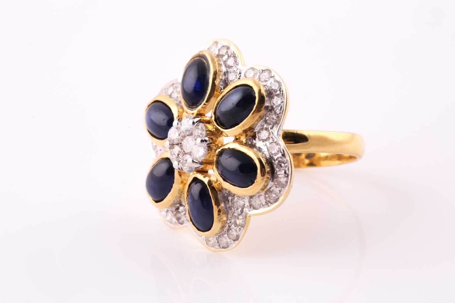 A sapphire and diamond foliate cluster ring; composed of a central seven stone round brilliant cut - Bild 3 aus 4