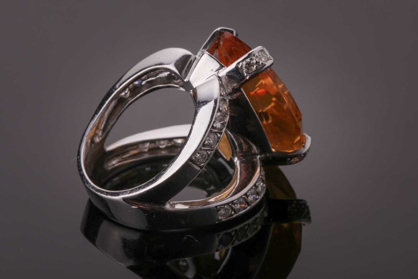 A diamond and citrine cocktail ring, set with a mixed-cut citrine, the claws and split shoulders - Bild 5 aus 6