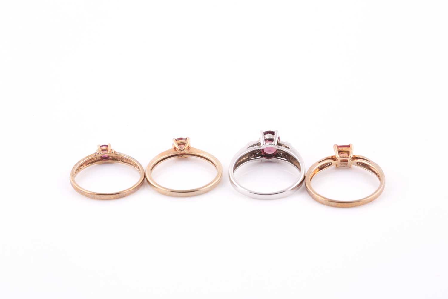 A 9ct yellow gold and pink sapphire ring, size N, together with two 9ct yellow gold and orange - Bild 2 aus 2