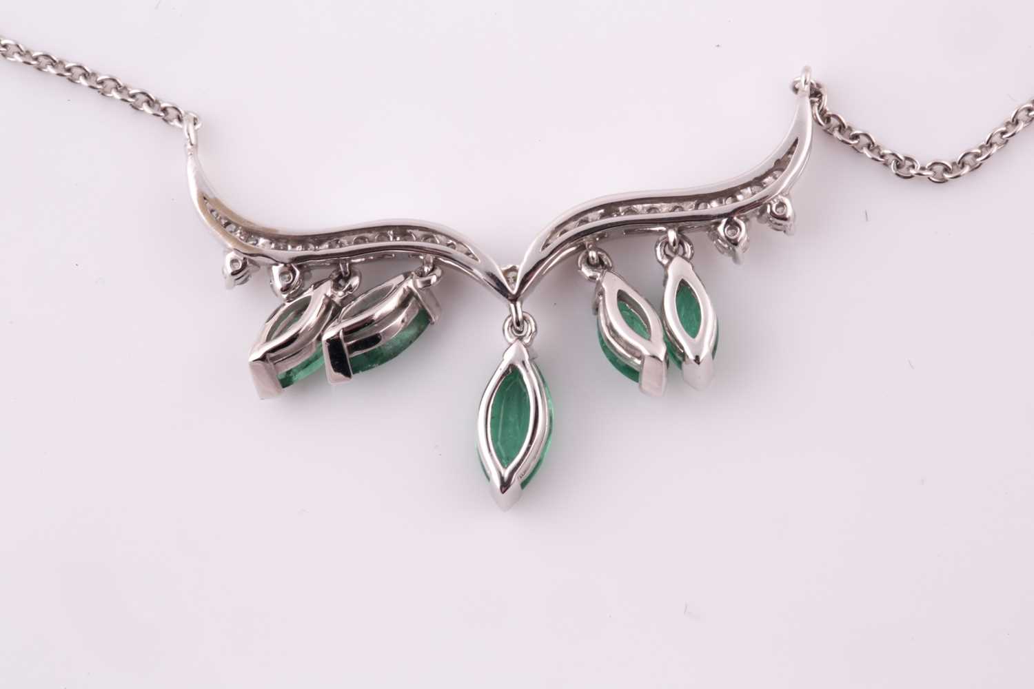An emerald and diamond necklace; the scroll-shaped diamond set centre suspending five graduated - Bild 5 aus 8