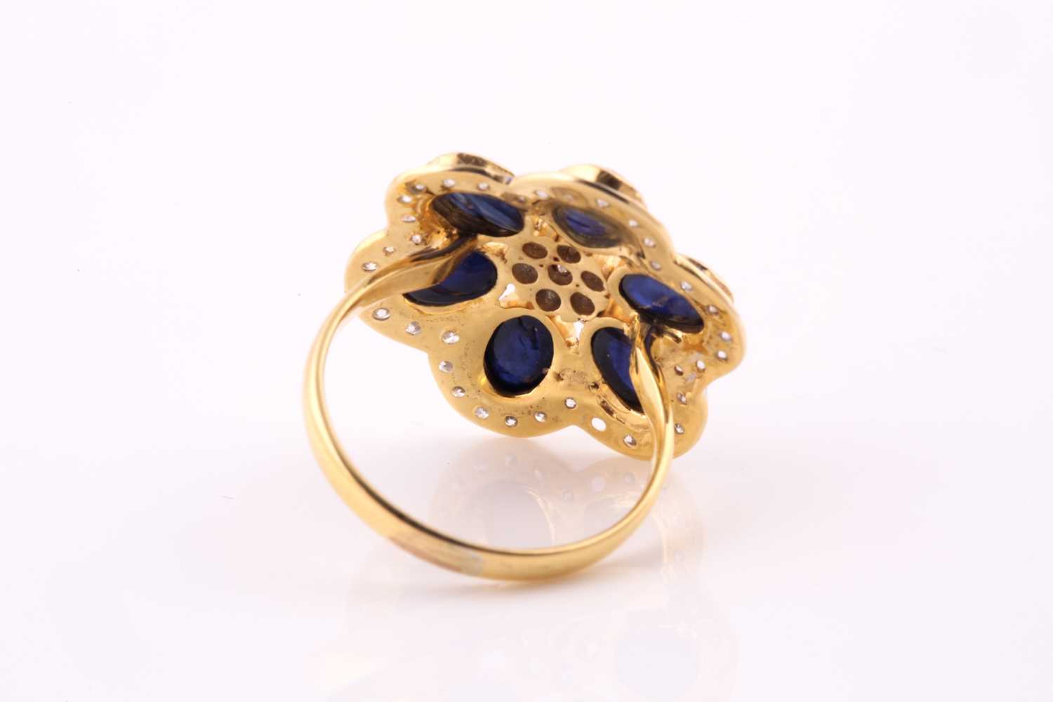 A sapphire and diamond foliate cluster ring; composed of a central seven stone round brilliant cut - Bild 2 aus 4