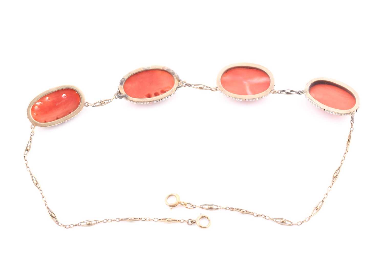 A late 19th / early 20th century coral and seed pearl necklace, set with four carved coral - Bild 3 aus 5