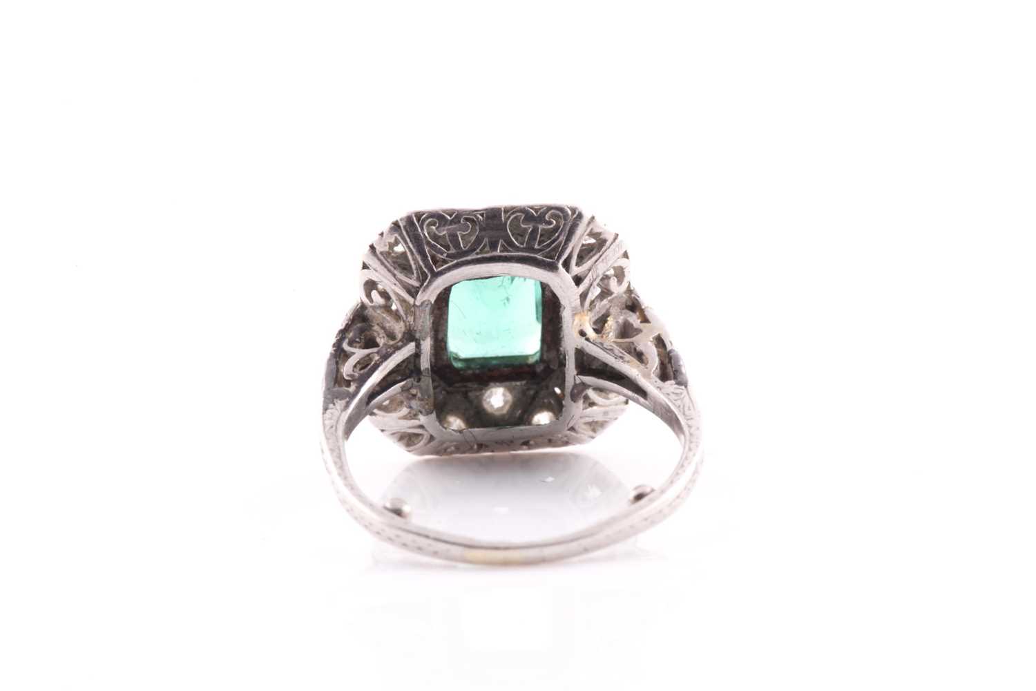 An emerald and diamond dress ring, set with an emerald-cut emerald, measuring approximately 7.8 x - Bild 3 aus 4