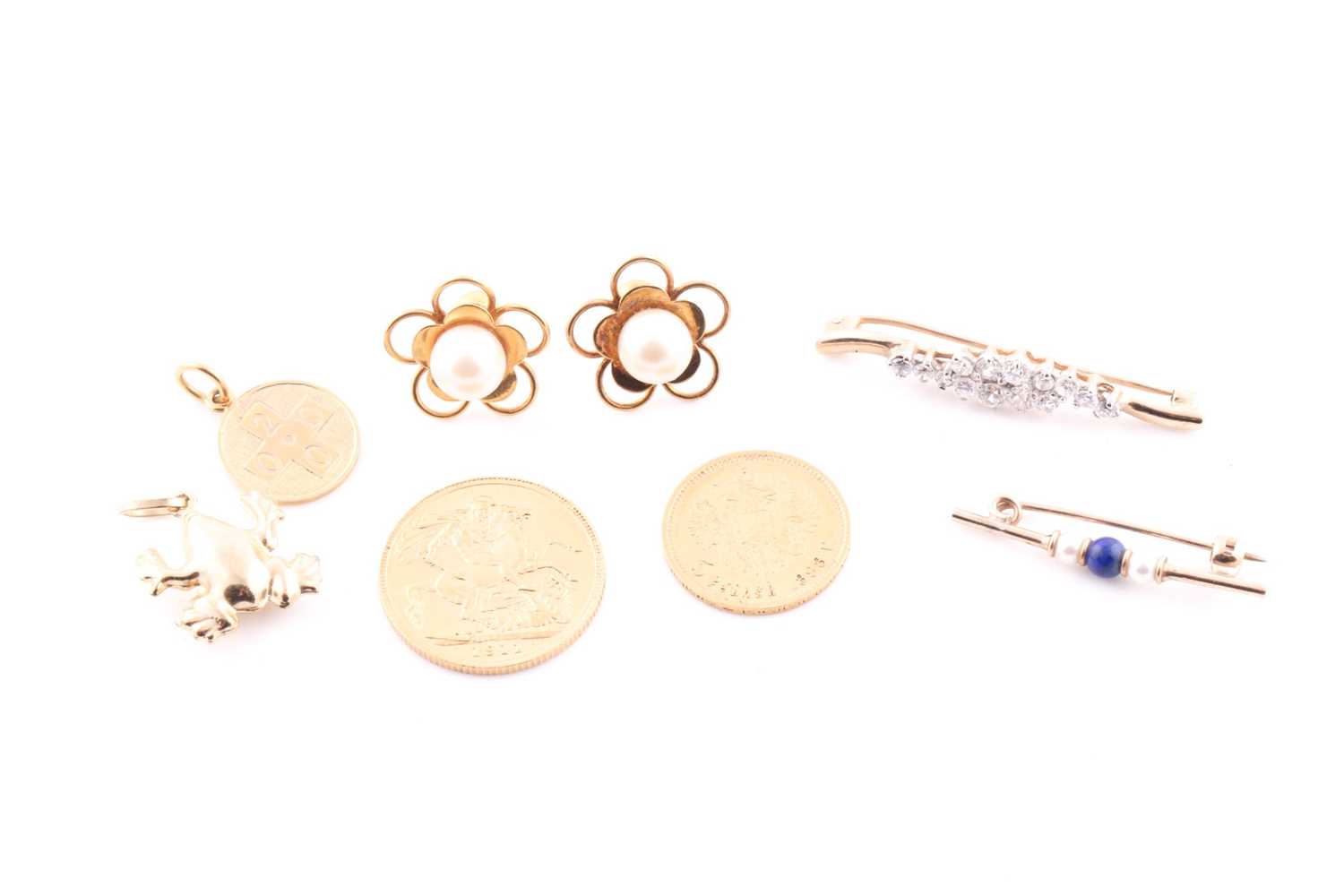 A group lot of jewellery items, to include a 9ct yellow gold and clear paste stone bar brooch, a