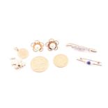 A group lot of jewellery items, to include a 9ct yellow gold and clear paste stone bar brooch, a