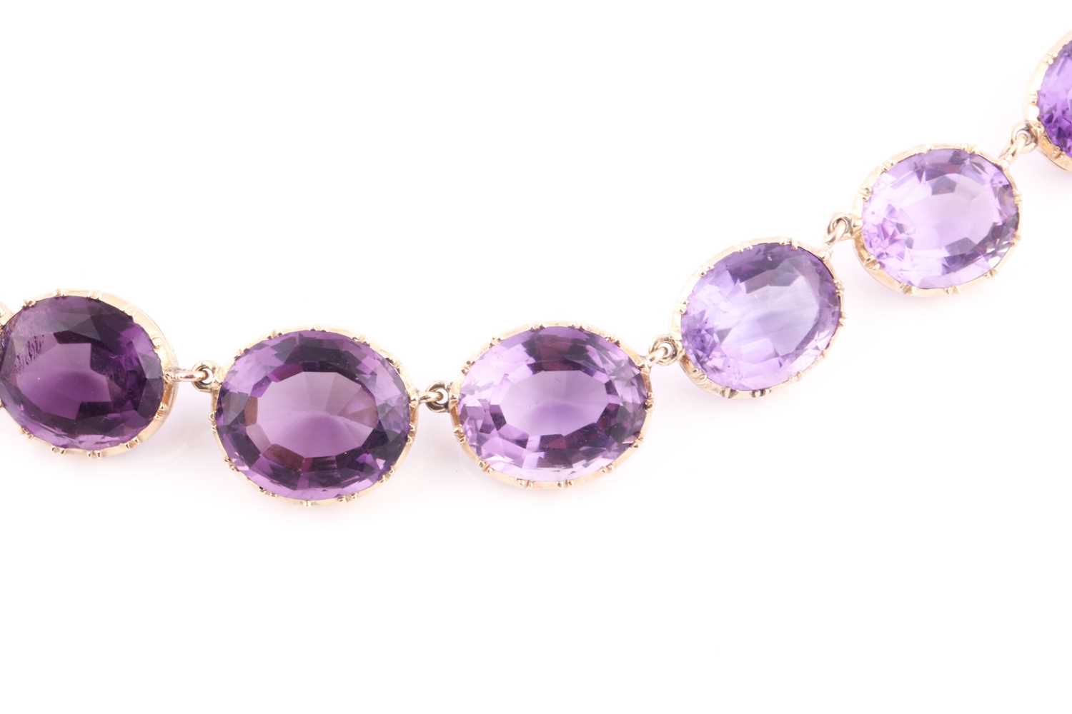 A 19th century style amethyst riviere necklace, set with mixed oval-cut amethyst, claw-set in yellow - Bild 2 aus 4