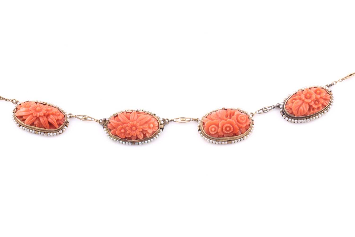 A late 19th / early 20th century coral and seed pearl necklace, set with four carved coral - Bild 2 aus 5