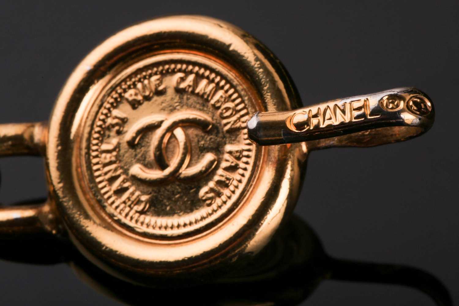 A Chanel "31 Rue Cambon Paris" belt, the gold plated curb link and "CC" medallion chain with - Bild 4 aus 5