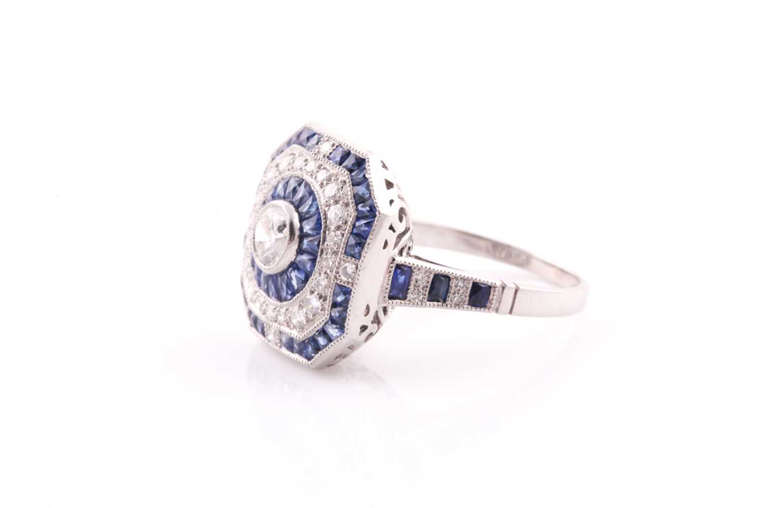 A platinum, diamond, and sapphire cluster ring, centred with a round-cut diamond within a - Bild 4 aus 6