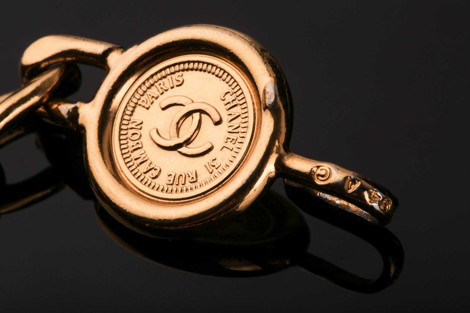 A Chanel "31 Rue Cambon Paris" belt, the gold plated curb link and "CC" medallion chain with - Bild 3 aus 5